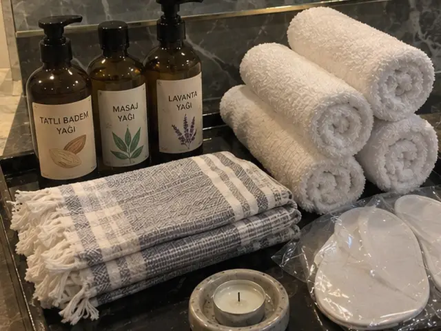 Masaj ve lavanta yağı, rulo havlular ve ekose peştemal — Akevler, Masaj Salonun
