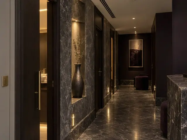 Mermer duvarlı, loş ışıklı salon koridoru — Akevler, Masaj Salonun